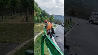 Color steel tile guardrail installation Wu Xingxing Xing corrugated guardrail [upl. by Jerome]