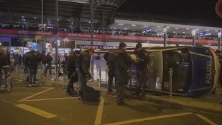 Schwere Ausschreitungen durch Hooligans in Köln  48 Verletzte Polizisten am 26102014  OTon [upl. by Inaj861]