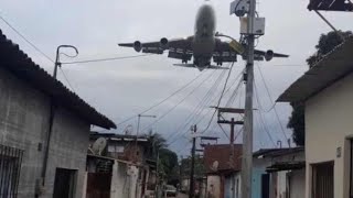 Avião passa muito perto de casas e assusta moradores no Recife [upl. by Ahsonek]