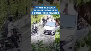 AKSI SOK JAGO Pengemudi Mobil Pukul dan Buang Kunci Pemotor yang Nyaris Tabrakan Mobil Cuma Pinjam [upl. by Carberry947]