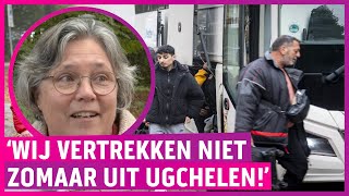 Bussen met asielzoekers uitgejoeld Ze renden er meteen achteraan [upl. by Nylsor575]