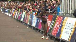 Corredora cae desfallecida antes de cruzar la meta en el Marathon Commonwealth Games 2014 [upl. by Marquis]