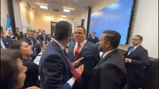 Tensión gritos y forcejeos previo a la juramentación de los nuevos diputados en el Congreso [upl. by Fitzpatrick]