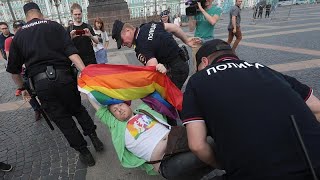 Rusia arresta a una veintena de activistas LGBT [upl. by Nylime616]