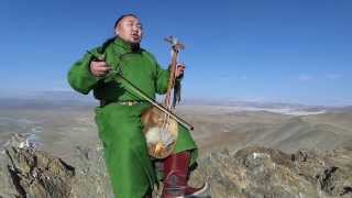 a guy is singing traditional throat song on top of mountainмонгол залуу хөөмий уулын оройдээр дуулж [upl. by Nodyarg612]