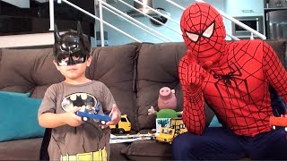 Homem Aranha e Pequeno Batman ensinam como fazer CARRINHO com CAIXA de COTONETE [upl. by Elleoj]