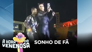 Ivete Sangalo impede seguranças de retirarem fã do palco durante show [upl. by Drugge]