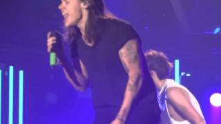 What Makes You Beautiful  One Direction  London o2 30092015 [upl. by Roddy]