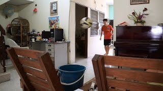 足球vs蓝桶 NOOB FOOTBALL TRICK SHOTS [upl. by Kaela]