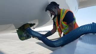 Lavatory Service Boeing 737800 [upl. by Oiligriv593]