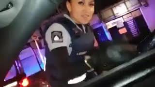 Policía de alcoholimetro deja libre ir a una persona y le manda beso [upl. by Cybill538]