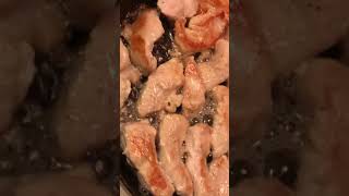 🔥Frying Chicken breast in the Pan 🥘🍗Nice and tender 👨🏻‍🍳 A quick JohnnysKitchen food video 🍽🍗 [upl. by Esiralc471]