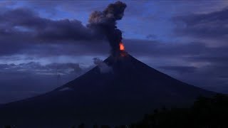 Philippines un volcan crache des fontaines de lave [upl. by Edric]