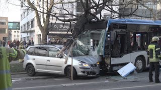 Schwerer Busunfall in Heilbronn  ein Toter 14 Verletzte [upl. by Hnim]