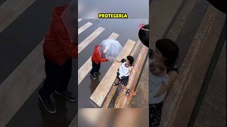 Le dio su paraguas a esta madre y su hijo para que no se enfermaran por la lluvia ☔❤ [upl. by Einahteb398]