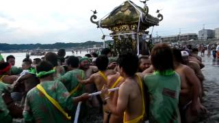 2012年 鎌倉材木座 五所神社乱材祭神輿渡御 海中渡御1 [upl. by Kellda]