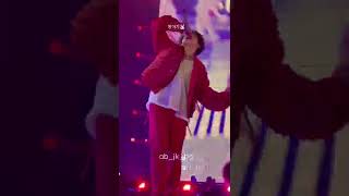 콘서트 돌출 무대 코앞에서 본 정국이 성량 진짜 쩔어 [upl. by Eliathas368]