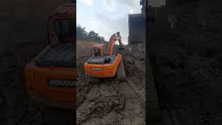 Excavator doosan 225 menanjak [upl. by Prowel]