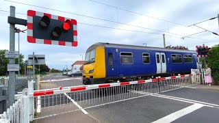 FrintononSea Level Crossing Essex [upl. by Azeret]