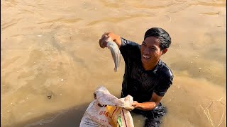 Catching Fish In Long Canal  មកចាប់ត្រីក្នុងប្រឡាយ 71 [upl. by Mell243]