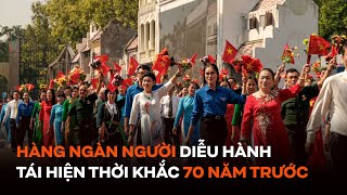 Hà Nội sáng nay Hàng ngàn người diễu hành tái hiện thời khắc Thủ đô rợp cờ hoa 70 năm trước [upl. by Ikoek]