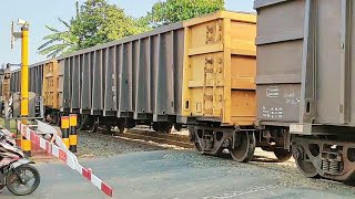 Railroad Crossing Indonesia  Kereta Babaranjang [upl. by Gertrudis819]