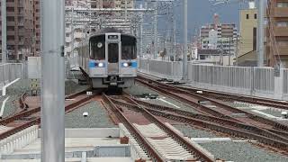 quot新quot松山駅 宇和島方の片渡線を渡る7000系とキハ54同時入線 [upl. by Tenner]