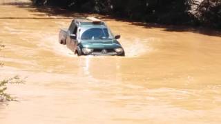 L200 triton Savana atravessando rio [upl. by Hsihsa167]