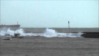 Andréa  Tempête  Quelques Vagues Qui Lèchent la Digue de Lomener à Ploemeur  Bretagne  France [upl. by Sirtimid]