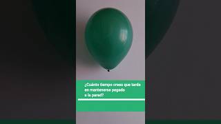 Cómo pegar un globo a la pared sin usar cinta o pegamento  Fuerza electrostática [upl. by Oner408]