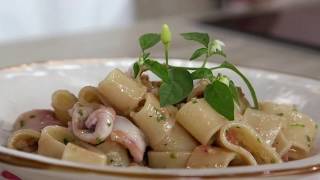 Ricette allitaliana Pasta con calamari e pesto alla siciliana [upl. by Yrollam]