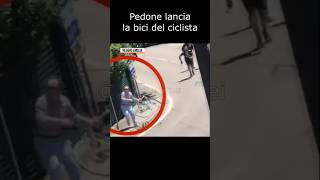 Pedone lancia la bicicletta del ciclista meme memeita funny ciclista [upl. by Ejroj]