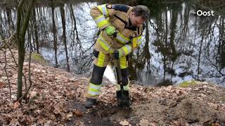 Reiger komt vast te zitten in afvoerbuis Bergentheim brandweer schiet te hulp [upl. by Aicillyhp]