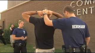 Inmates in Chicago clap for accused cop killer in jail [upl. by Jany]