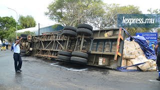 Accident à CampChapelon un camion de sucre se renverse sur des véhicules [upl. by Desta]