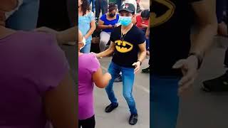 Jairo La Loba Baila Y Goza De La Cumbia En La Plaza Libertad En San Salvador [upl. by Lebisor]