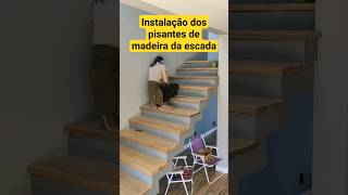 Instalação dos pisantes de madeira da escada da Casa dos Sonhos em Construção [upl. by Ahsiruam]