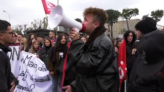 Di Maio a Itis Pomigliano cori e striscioni protesta studenti [upl. by Eenot984]