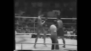 Samart vs Dieselnoi  1982 fight of the year Rajadamnern Stadium [upl. by Nifares]