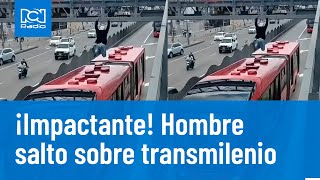 Hombre salta sobre un bus de Transmilenio  RCN Radio [upl. by Palumbo]