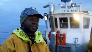 Vidéo  la vague à lâme l’odyssée des pêcheurs sénégalais en Bretagne [upl. by Ciro]