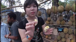 Indonesia Makassar Street Food 2360 Duren YDXJ0483 [upl. by Enetsirhc28]