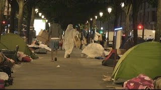 Crise des migrants  la rue point de passage obligé pour les demandeurs dasile à Paris [upl. by Eenel]