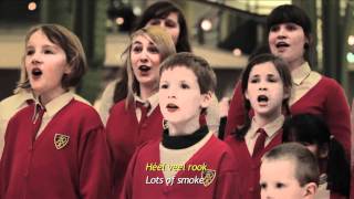 Kinderkoor zingt aangepaste kerstliederen in winkelcentrum voor Opvoedingslijn [upl. by Anniroc]