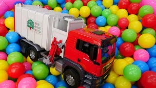 Giochi per bambini Il camion dei rifiuti giocattolo Video con le macchine [upl. by Ahsienahs708]