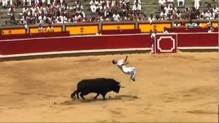 SPAIN  Pamplona Fiesta de San Fermin  Recortes Bullleaping パンプローナの牛追い祭 レコルテス（ブル・リーピング） [upl. by Pelpel]