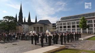 Oberbürgermeister Krogmann und Generalmajor Langenegger unterzeichnen Patenschaftsurkunde [upl. by Idner]