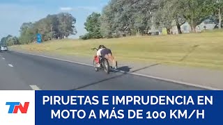 IMPRUDENCIA EN AL AUTOPISTA se acostó en la moto a más de 100 KMH y se puso a hacer piruetas [upl. by Gnuoy]