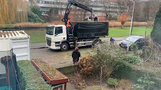 101 Kerstbomen ophalen door Gemeente LeidschendamVoorburg [upl. by Ayk432]