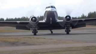 Douglas DC3 Bounce crosswind landing [upl. by Ainoek]